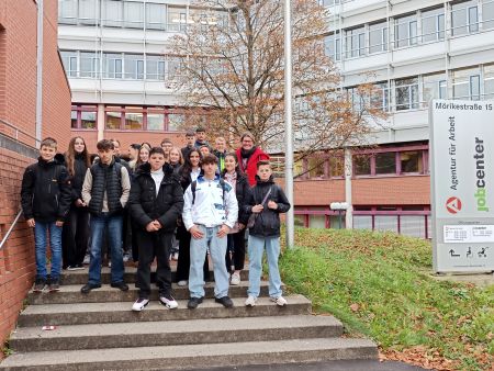 SchülerInnen vor dem Berufsinformationszentrum