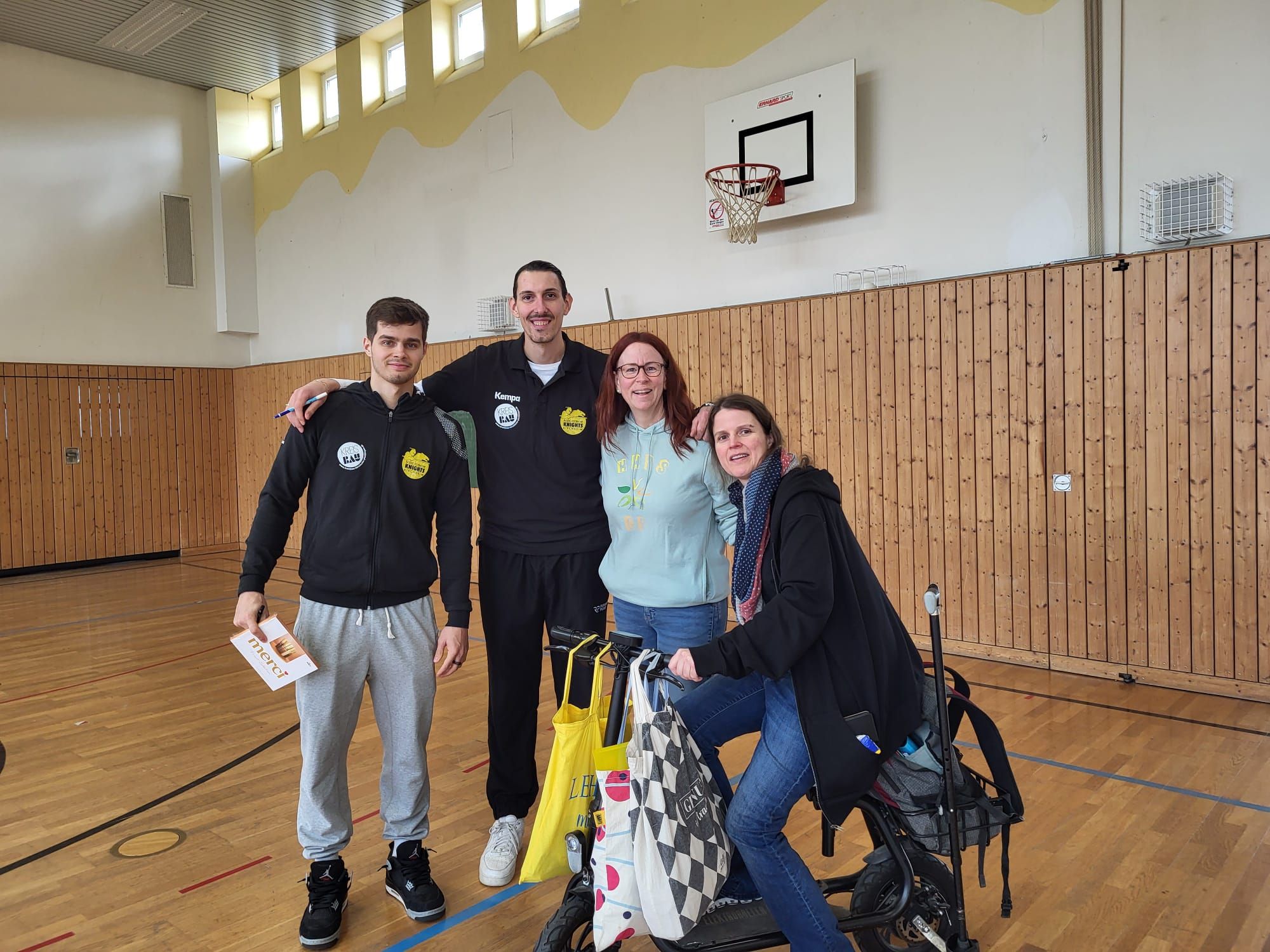 Bild von Lehrer mit Braden Norris in der Sporthalle
