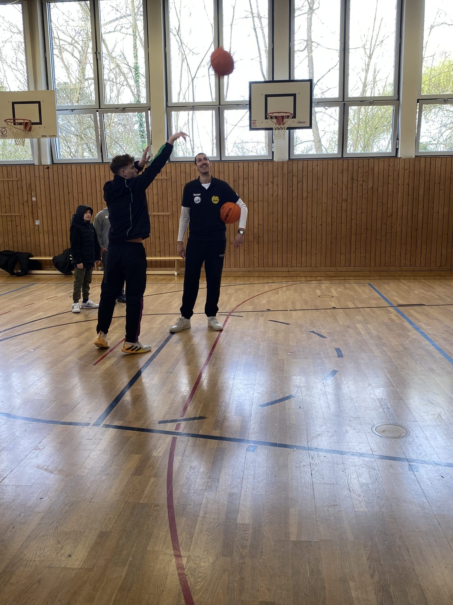 Schüler spielen mit Braden Norris Basketball