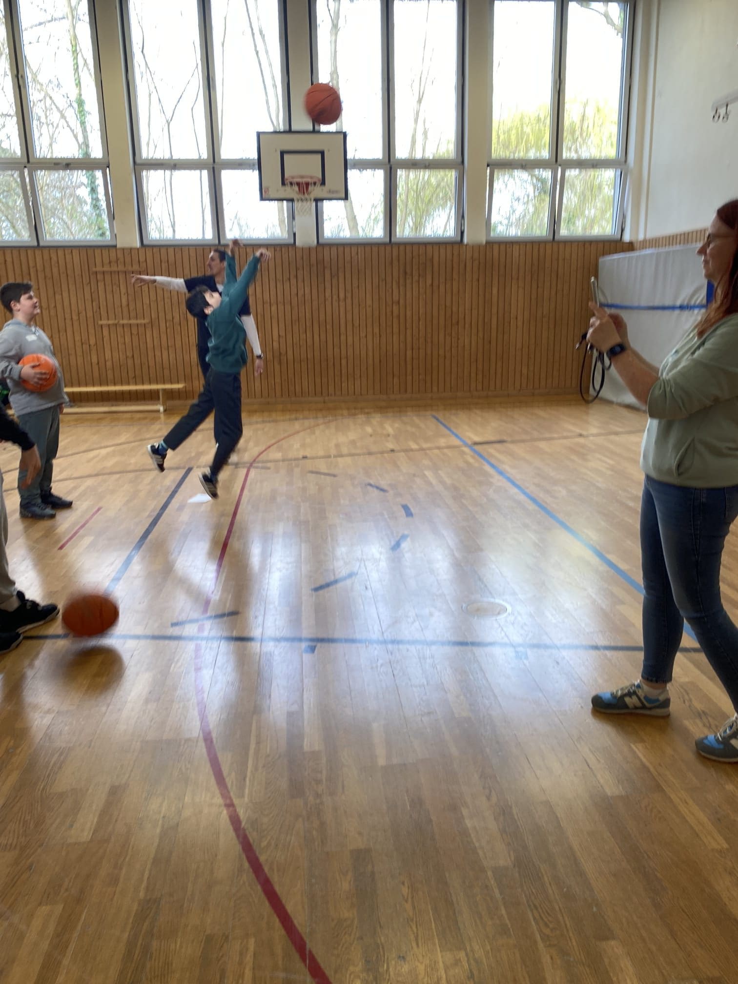 Schüler spielen mit Braden Norris Basketball