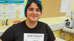 Schülerin mit einem Zertifikat in einem Klassenzimmer