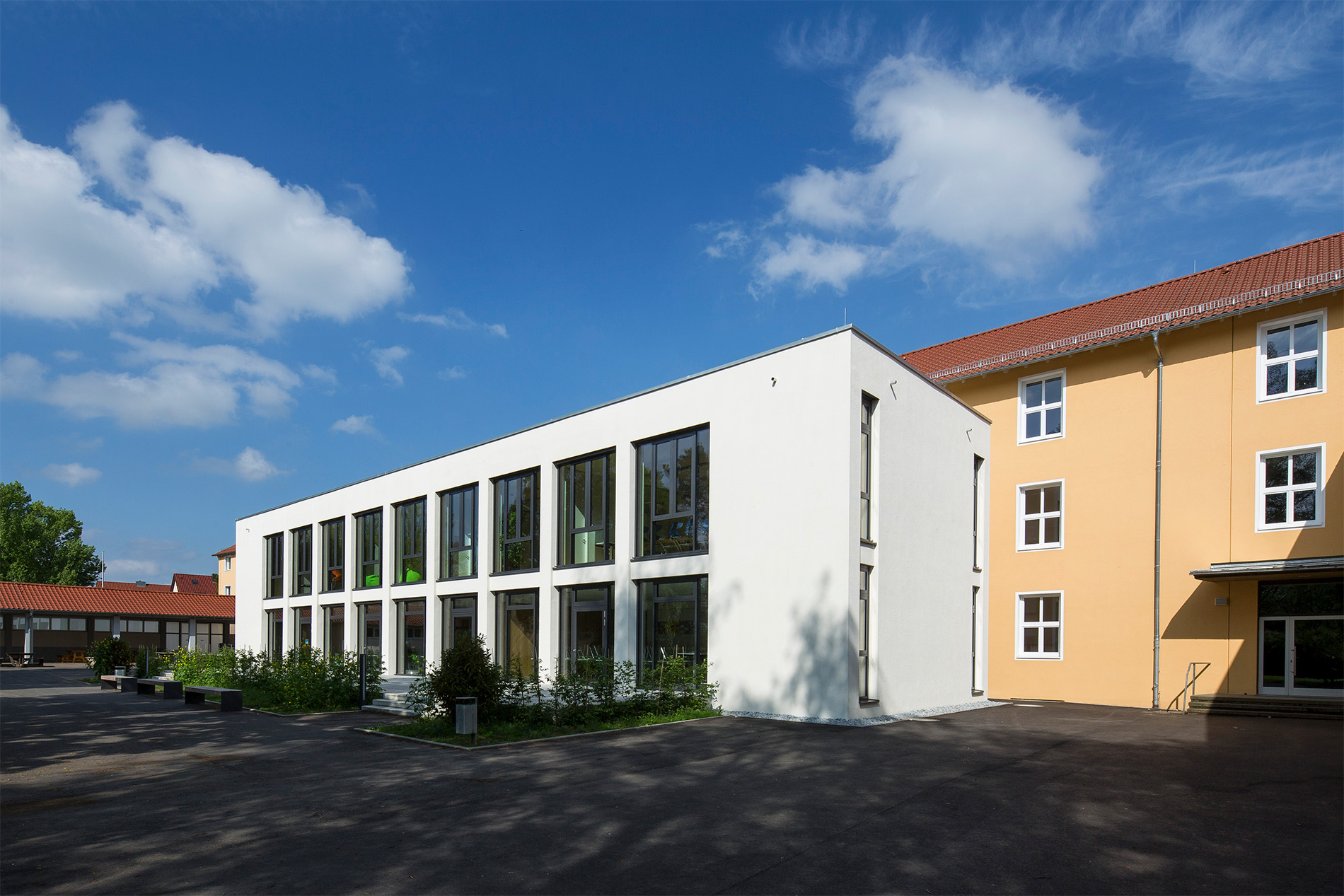 Die Herrmann-Hesse-Realschule von außen aus Sicht des Innenhofs