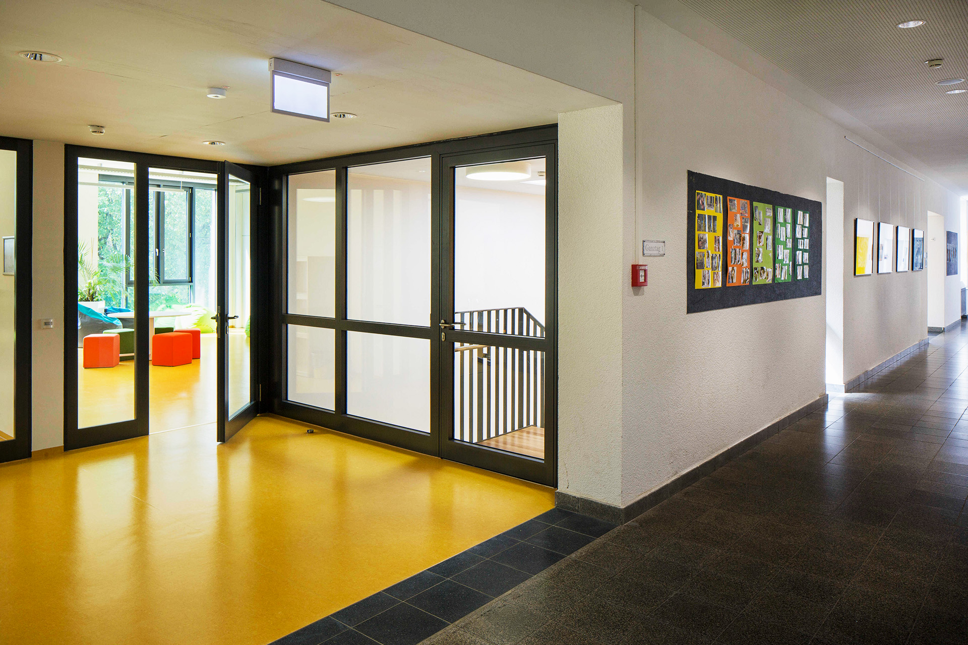 Gang zur Treppe in der Hermann-Hesse-Realschule