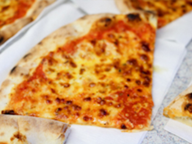 Ein Pizzastück (Margherita)