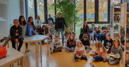 Das Bücherreiteam 2018/2019, Gruppenfoto Innenaufnahme