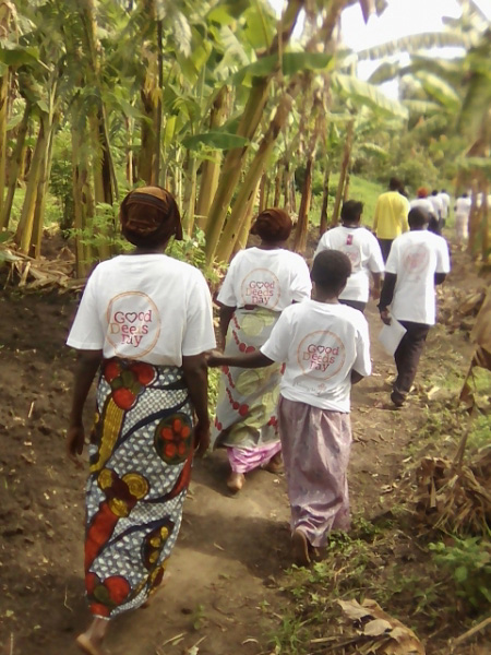 Frauen in Busaru Uganda laufen gemeinsam in Richtung eines Dorfes