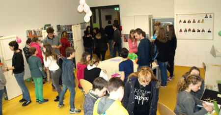 Schüler*innen in der Schulbücherrei