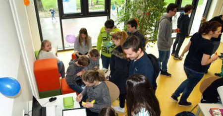 Schüler*innen stehen in der Schulbücherrei