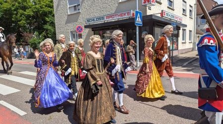 Altmodisch verkleidete Frauen und Herren