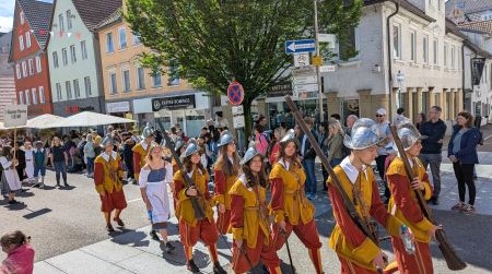 Altmodisch verkleidete Personen mit Gewehren in der Hand