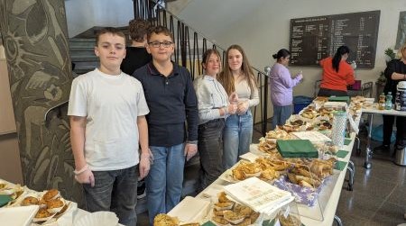 Mehrere Schüler an einem Verkaufsstand