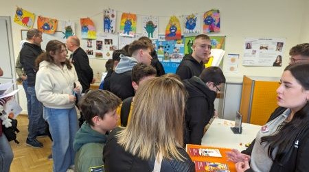 Mehrere Personen in einem Klassenzimmer