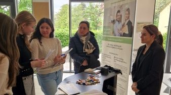 fünf Personen an einem Stand in der Schule