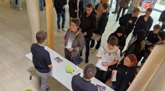 Mehrere Schüler an einem Stand