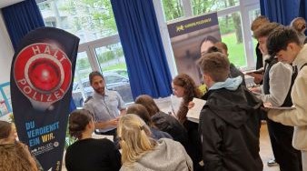 Mehrere Personen an einem Stand der Polizei Göppingen