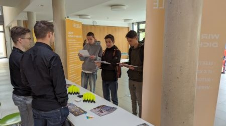 mehrere Personen an einem Stand
