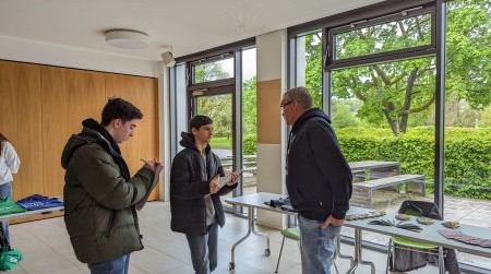 drei Personen unterhalten sich