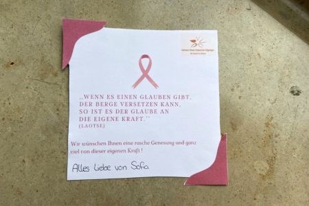 ein Zettel auf dem steht: …Wenn es einen Glauben gibt, der Berge versetzen kann, so ist es der Glaube an die eigene Kraft.