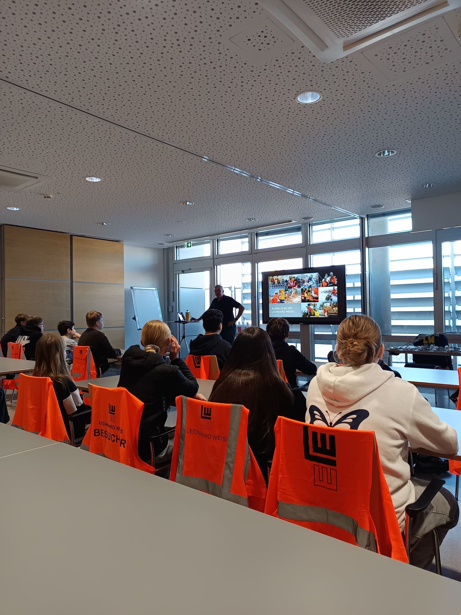Die Schulgruppe bekommt eine Präsentation vorgestellt