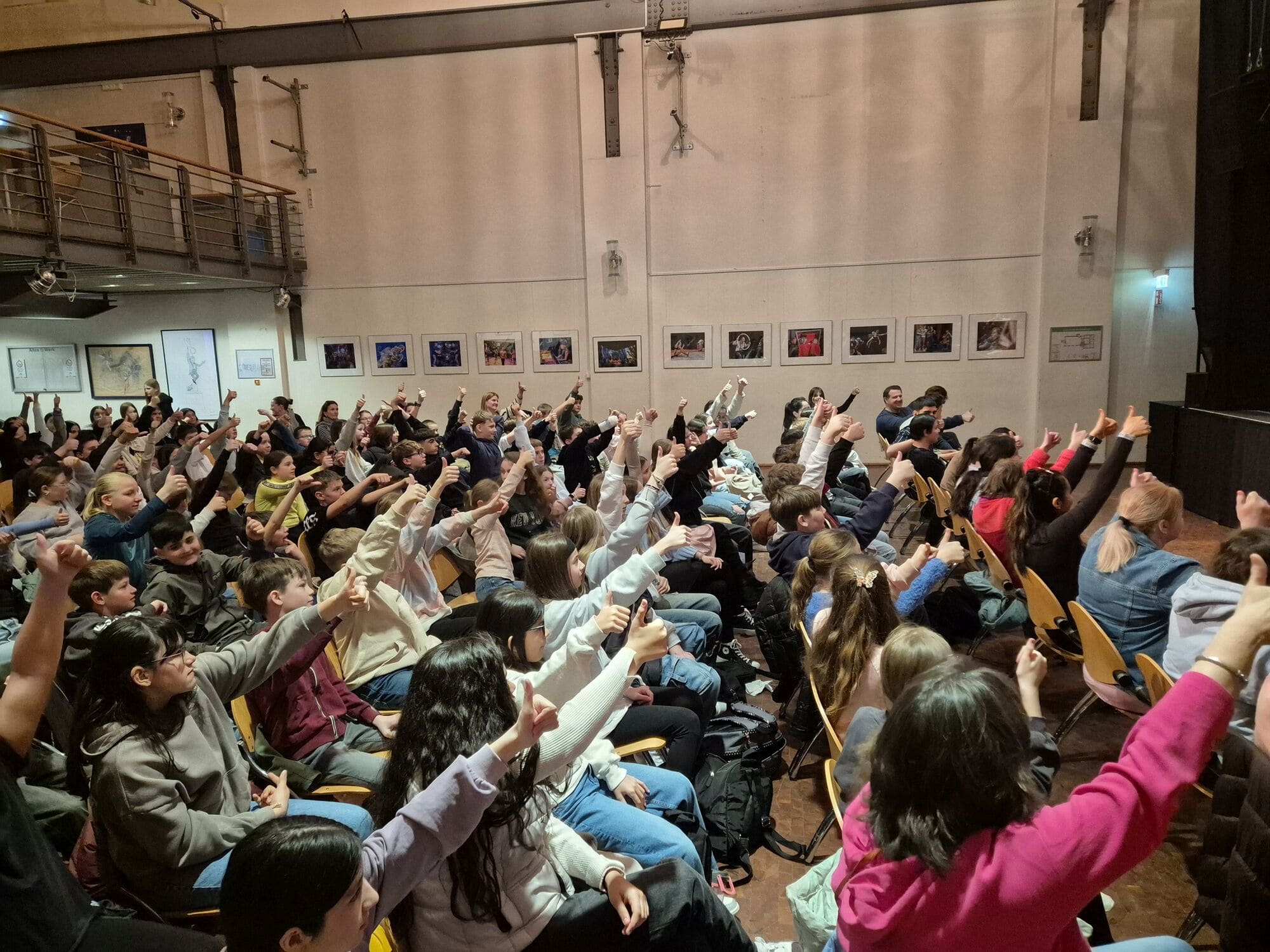 Schülerversammlung im Theatersaal zur Vorführung
