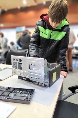 Ein Schüler der an einer Art PC bastelt