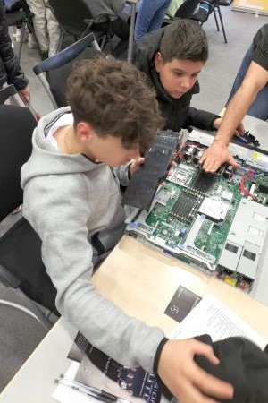 Schüler haben einen cisco switch auseinander gebaut