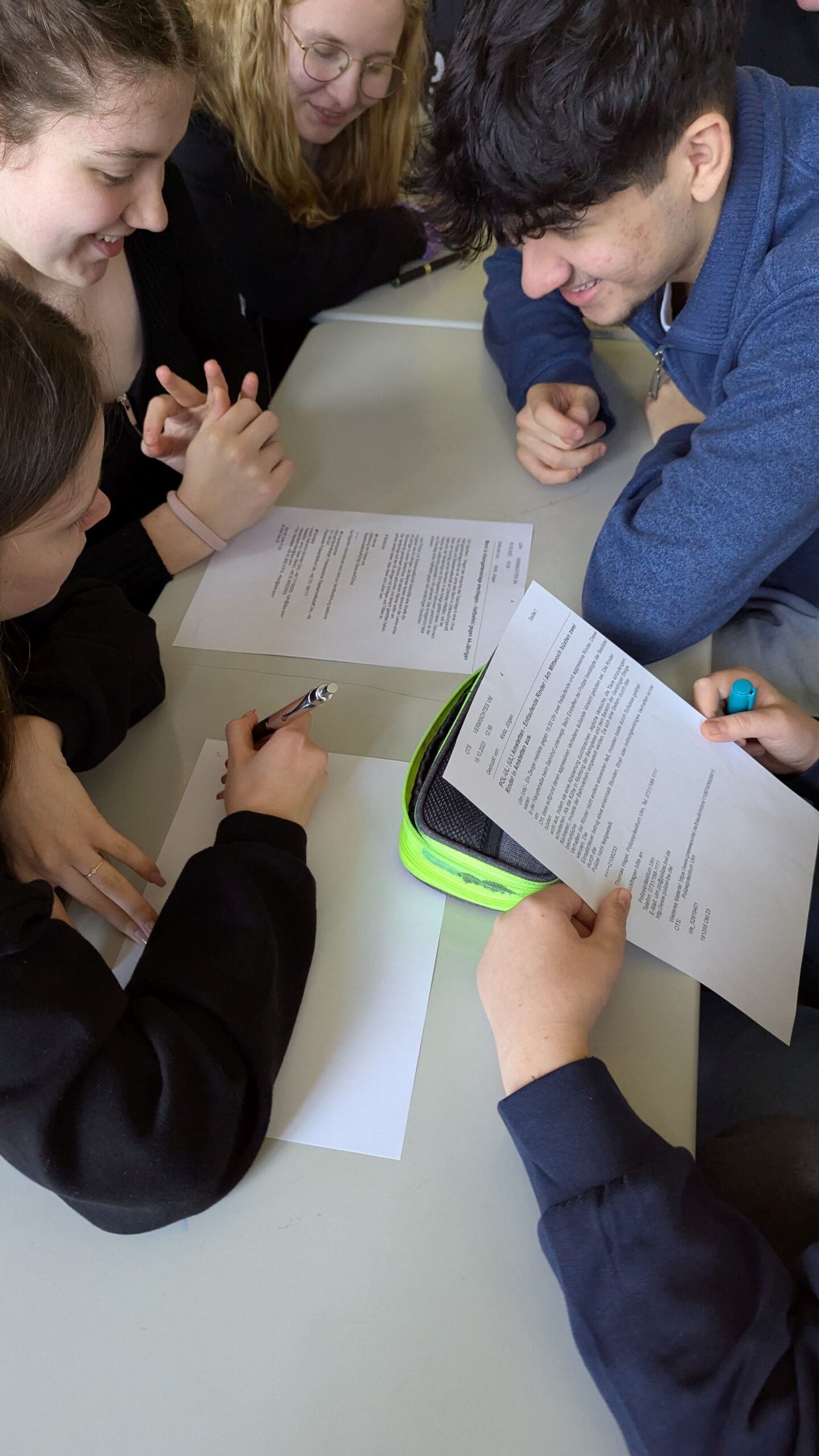 Mehrere Schüler Diskutieren am Tisch