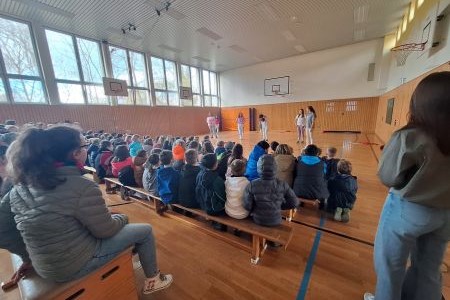 Mehrere Personen in einer Turnhalle