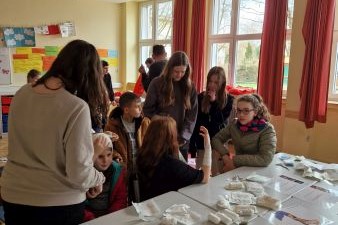 Mehrere Personen in einem Klassenzimmer