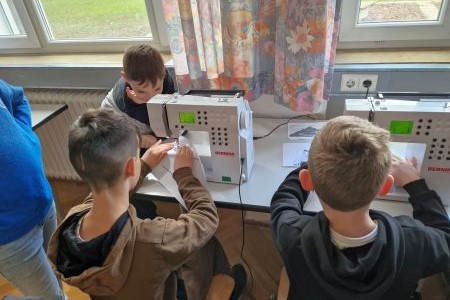 drei Jungs die nähen