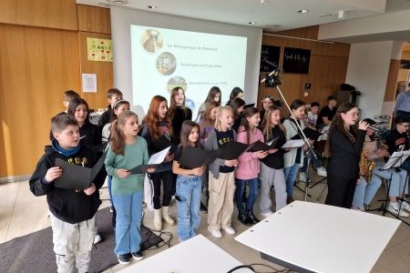 mehrere Personen die Singen