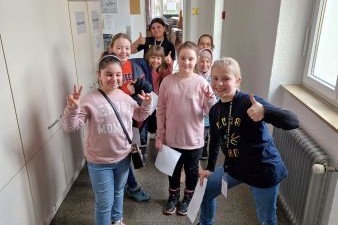 Mehrere Mädchen die in einem Gang stehen und Lächeln