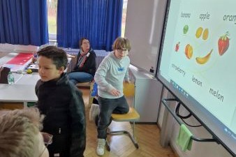 Personen in einem Klassenzimmer