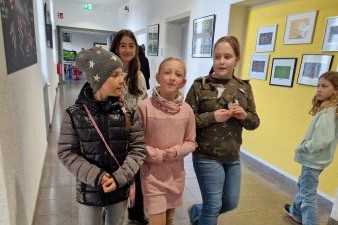 Personen, die einen Gang in der Schule entlang laufen