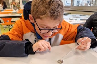 Junge der mit einer Pipette tröpfelt
