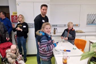 Mehrere Personen in einem Raum