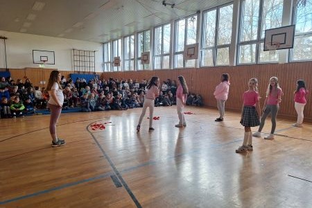 mehrere Personen in einer Turnhalle