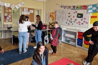 Mehrere Personen in einem Klassenzimmer