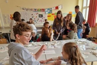 Mehrere Personen in einem Klassenzimmer
