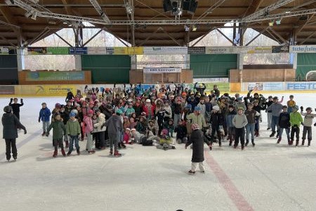 Gruppenbild aller Schüler bei dem Eishallenausflug