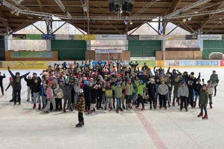 Gruppenbild aller Schüler bei dem Eishallenausflug