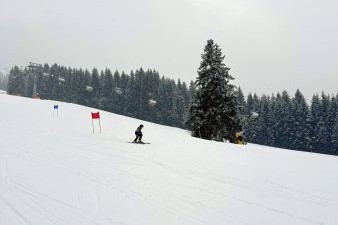 Schüler, der die Skipiste herunterfährt