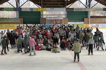 Gruppenbild aller Schüler bei dem Eishallenausflug